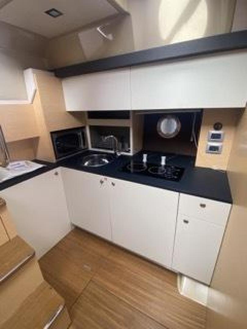 2013 Cranchi M44 HT - Image 9