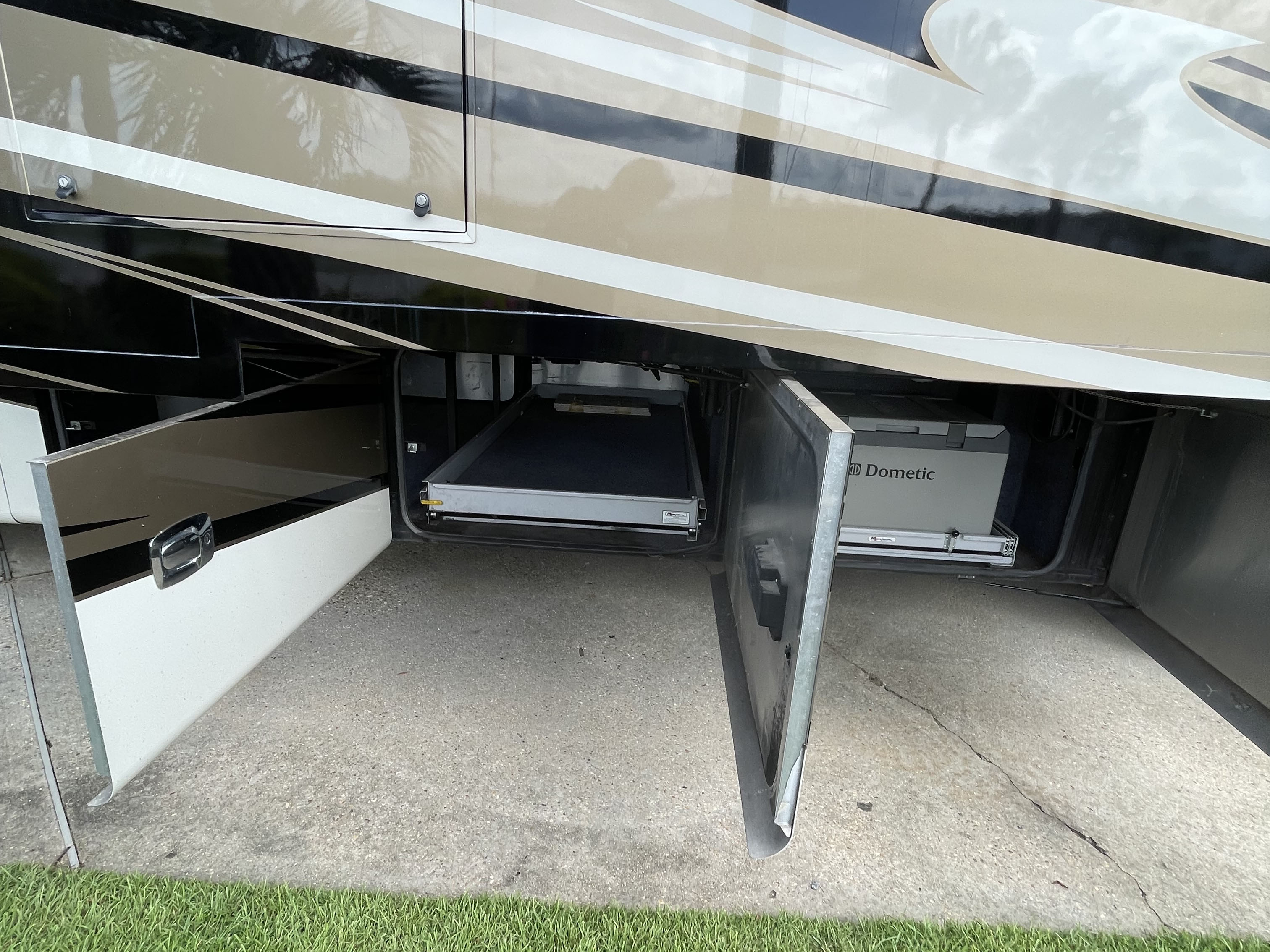 2013 TIFFIN ZEPHYR 45LZ - Image 24