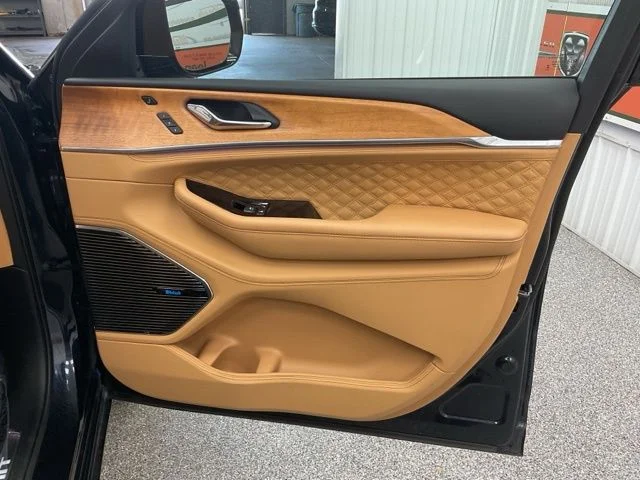 2024 Jeep Grand-Cherokee-L Laredo Altitude 4x4 - Image 27