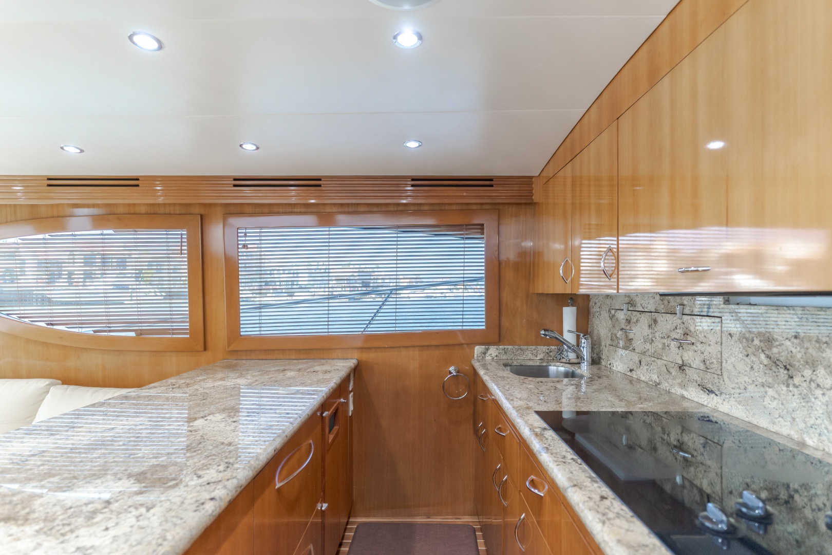 2003 Hatteras 54 Convertible - Image 10