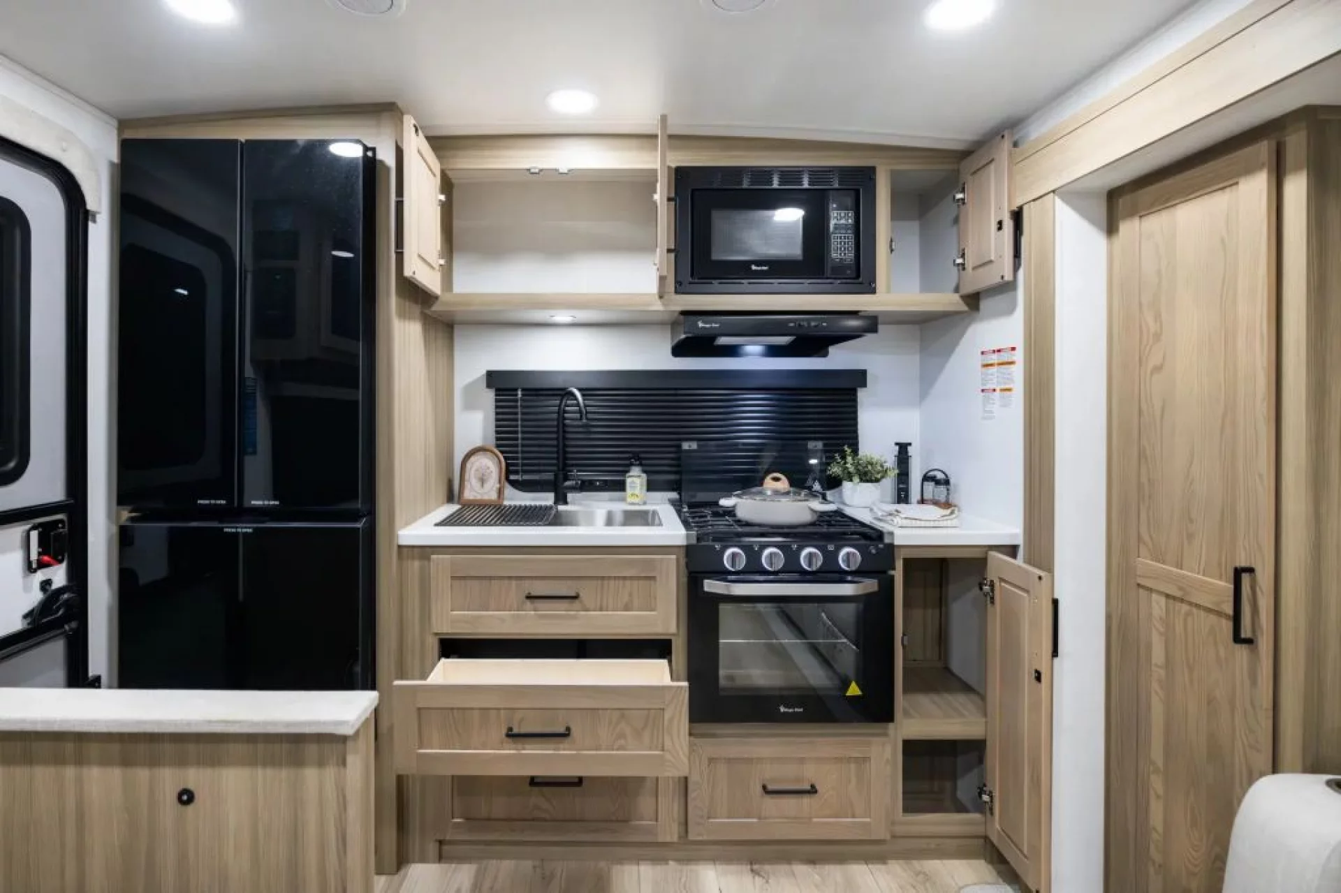 2027 FOREST RIVER ROCKWOOD MINI LITE 2515S - Image 7