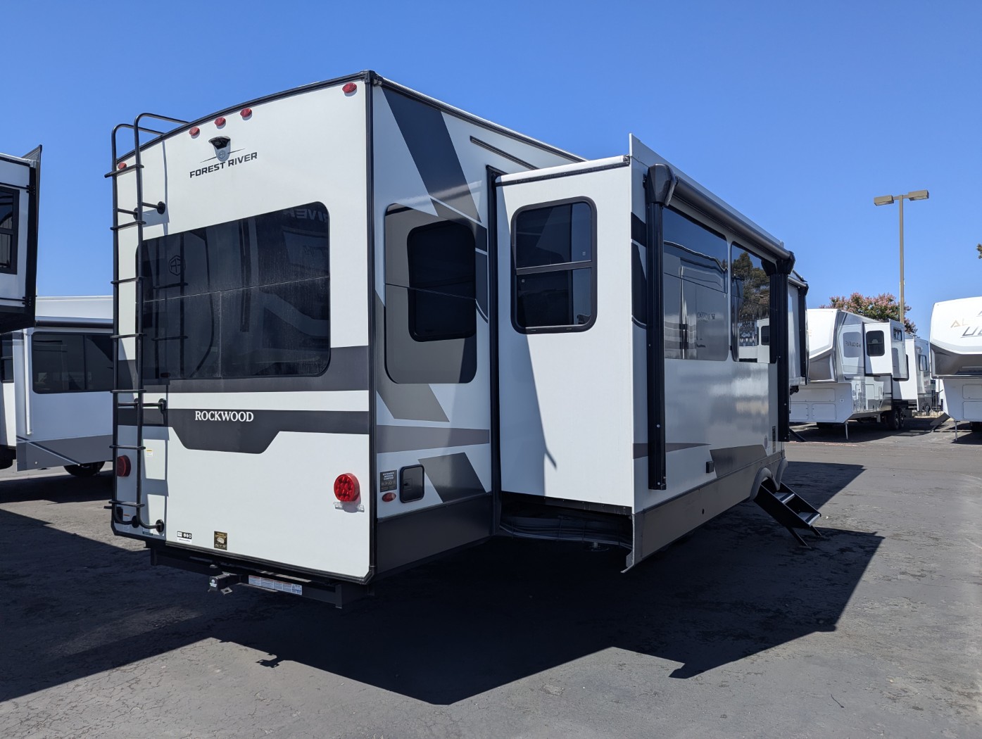 2026 Forest River Rockwood Signature 401SFB - Image 5