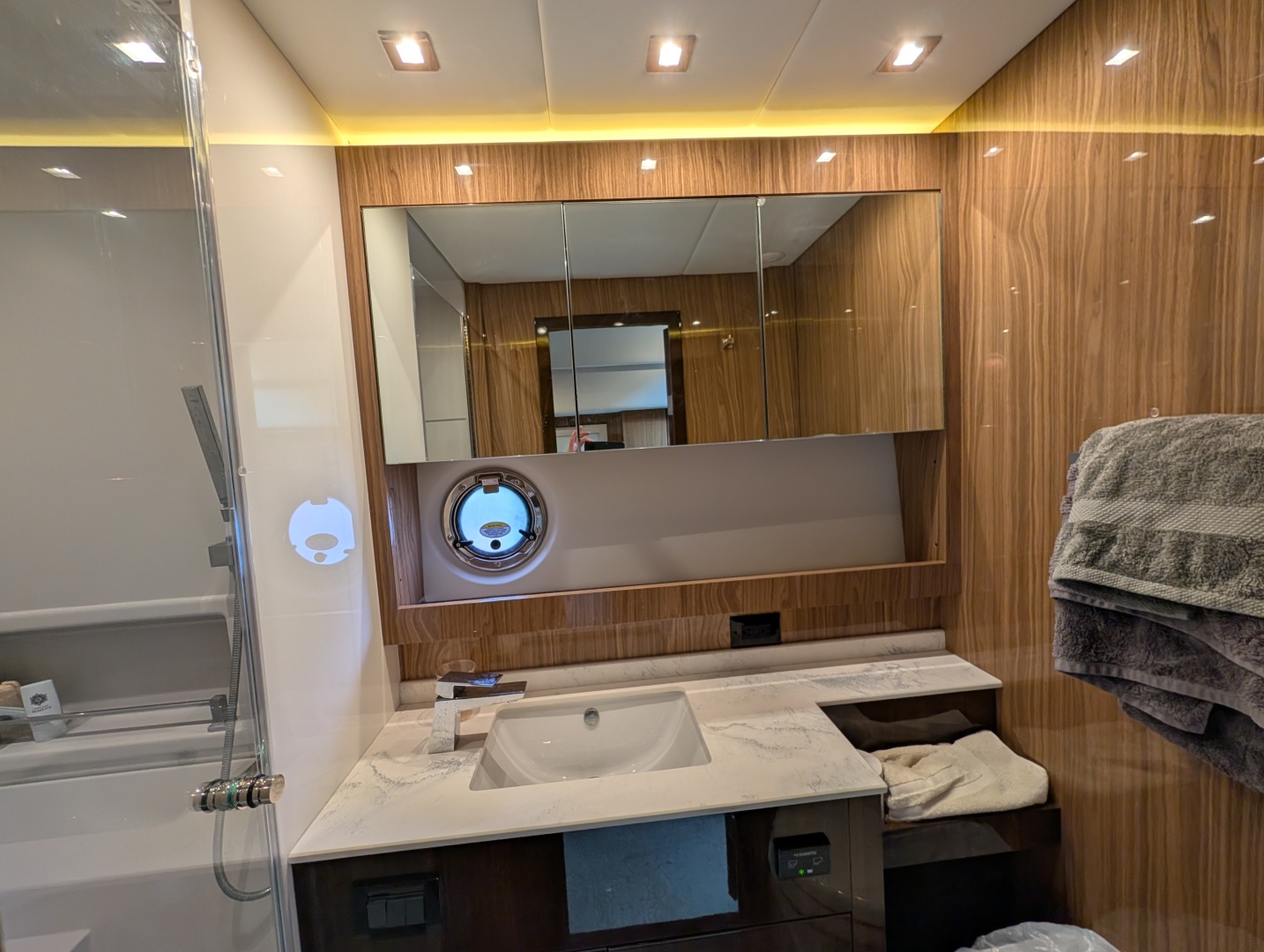 2022 Cruisers Yachts 54 Cantius - Image 36