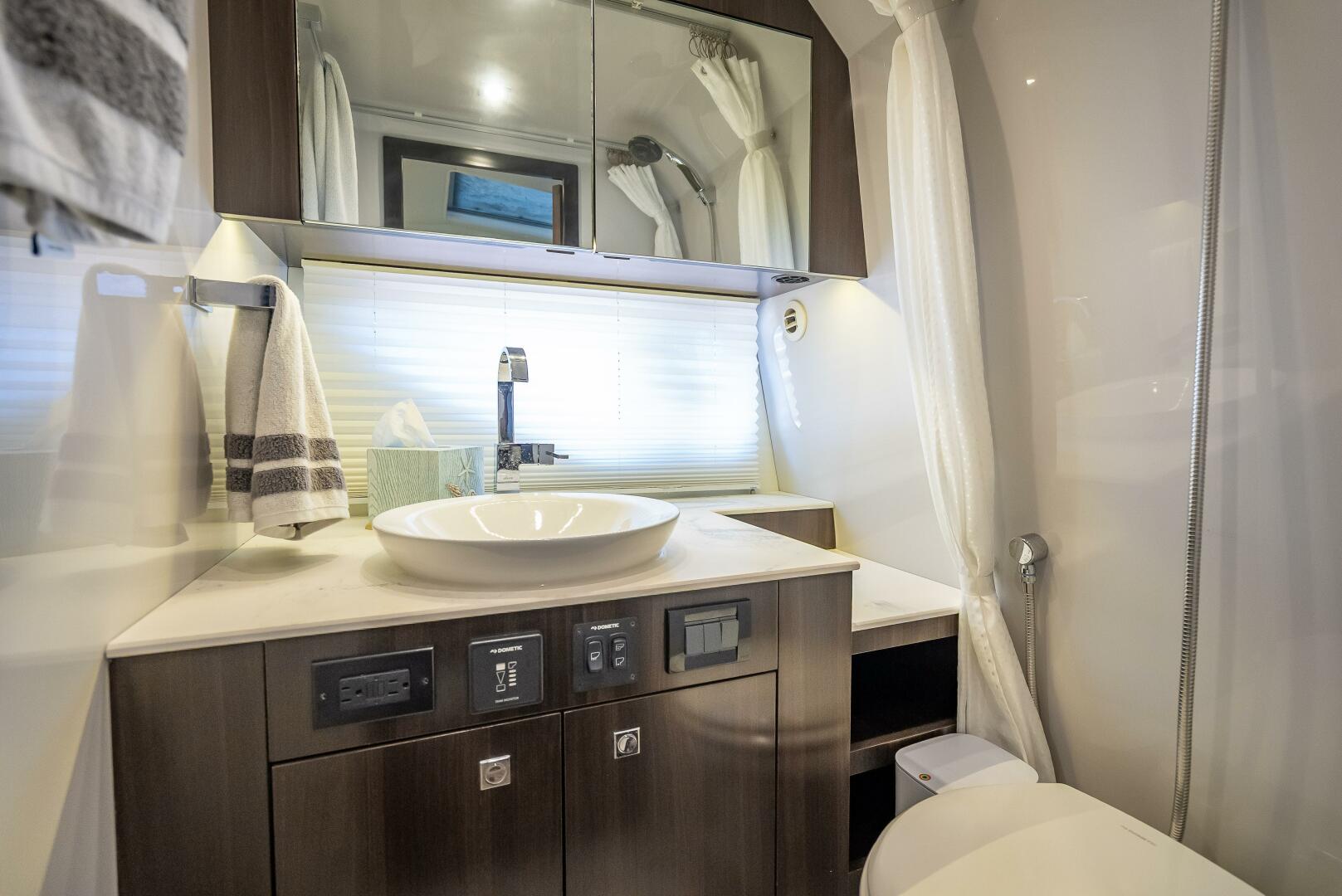 2022 Cruisers Yachts GLS OB - Image 40