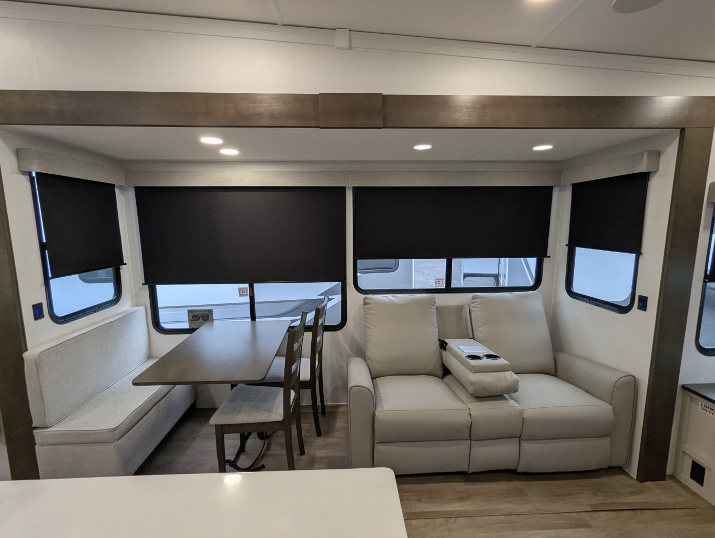 2027 Alliance RV Avenue 32RLS - Image 26