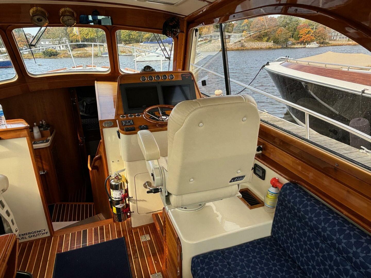 2005 Hinckley Talaria 44 Motor Yacht - Image 17