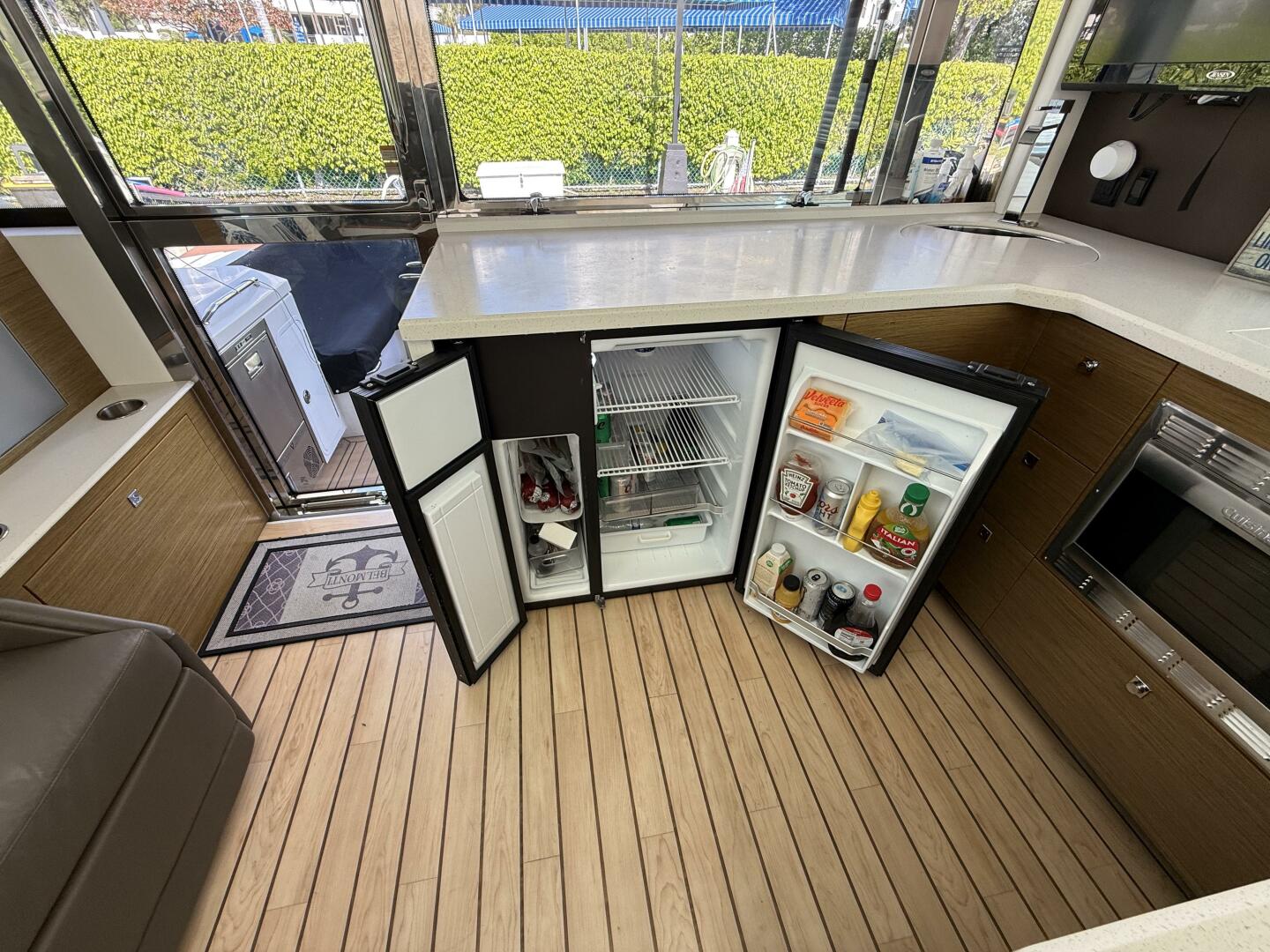 2014 Cruisers Yachts 45 Cantius - Image 6