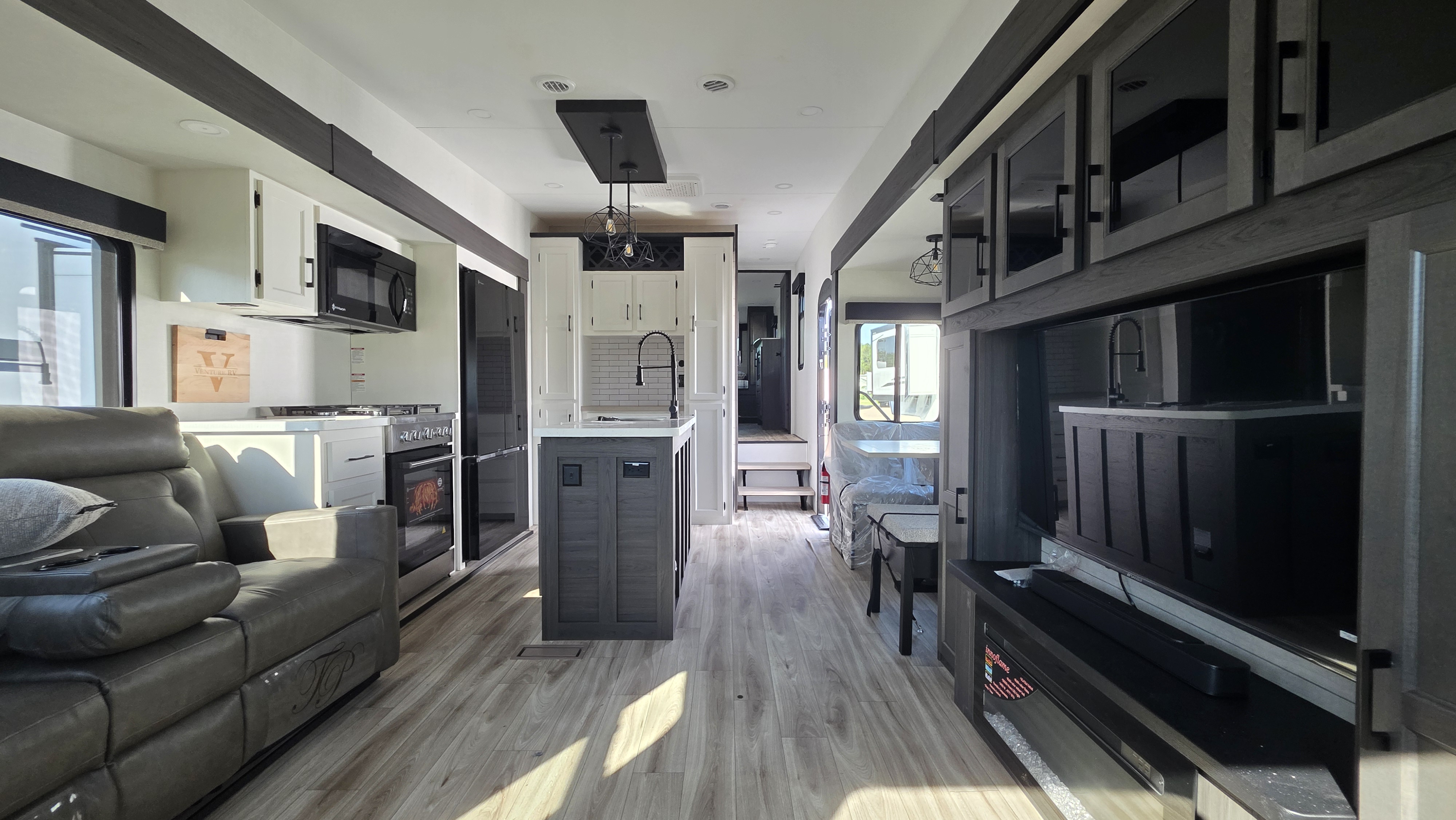 2027 VENTURE RV SPORTTREK 353VIK - Image 13