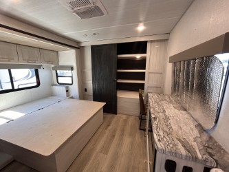 2025 FOREST RIVER GRAND SURVEYOR 302RDBS - Image 27
