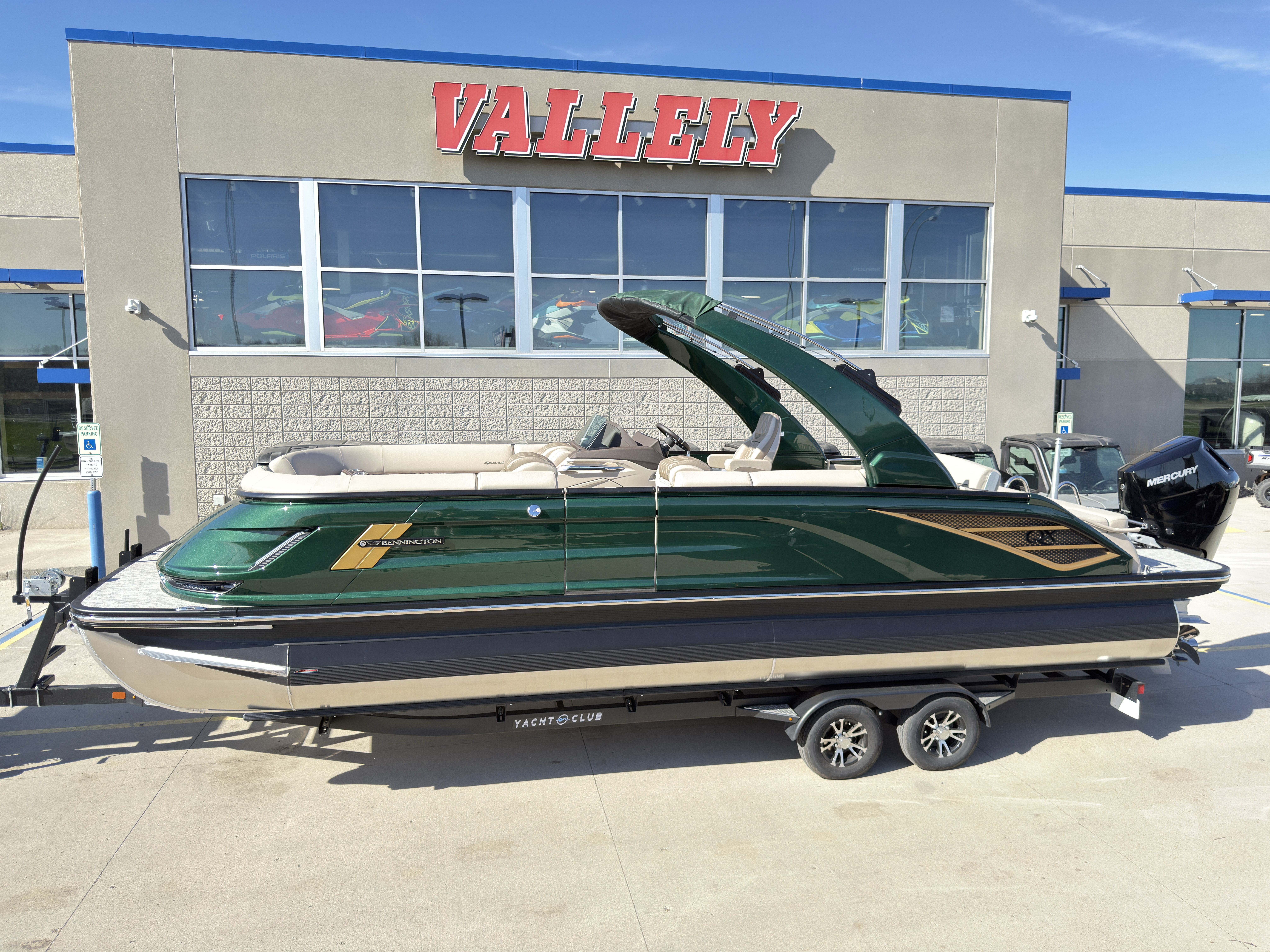 2026 Bennington 25QXSBA 425HP V10 Tritoon Pontoon - Image 1