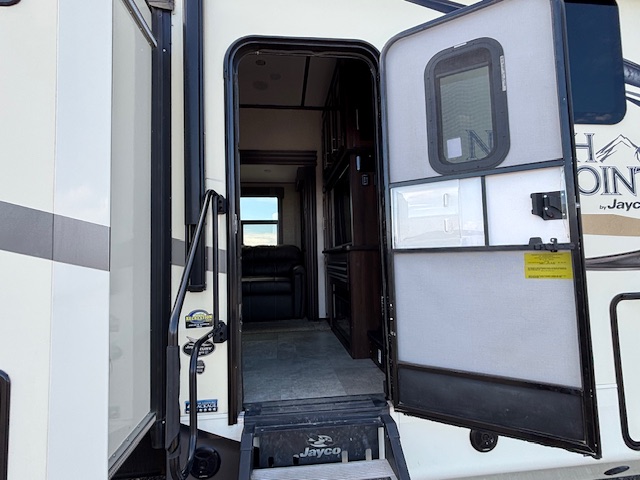 2018 Jayco North Point 379DBFS - Image 17