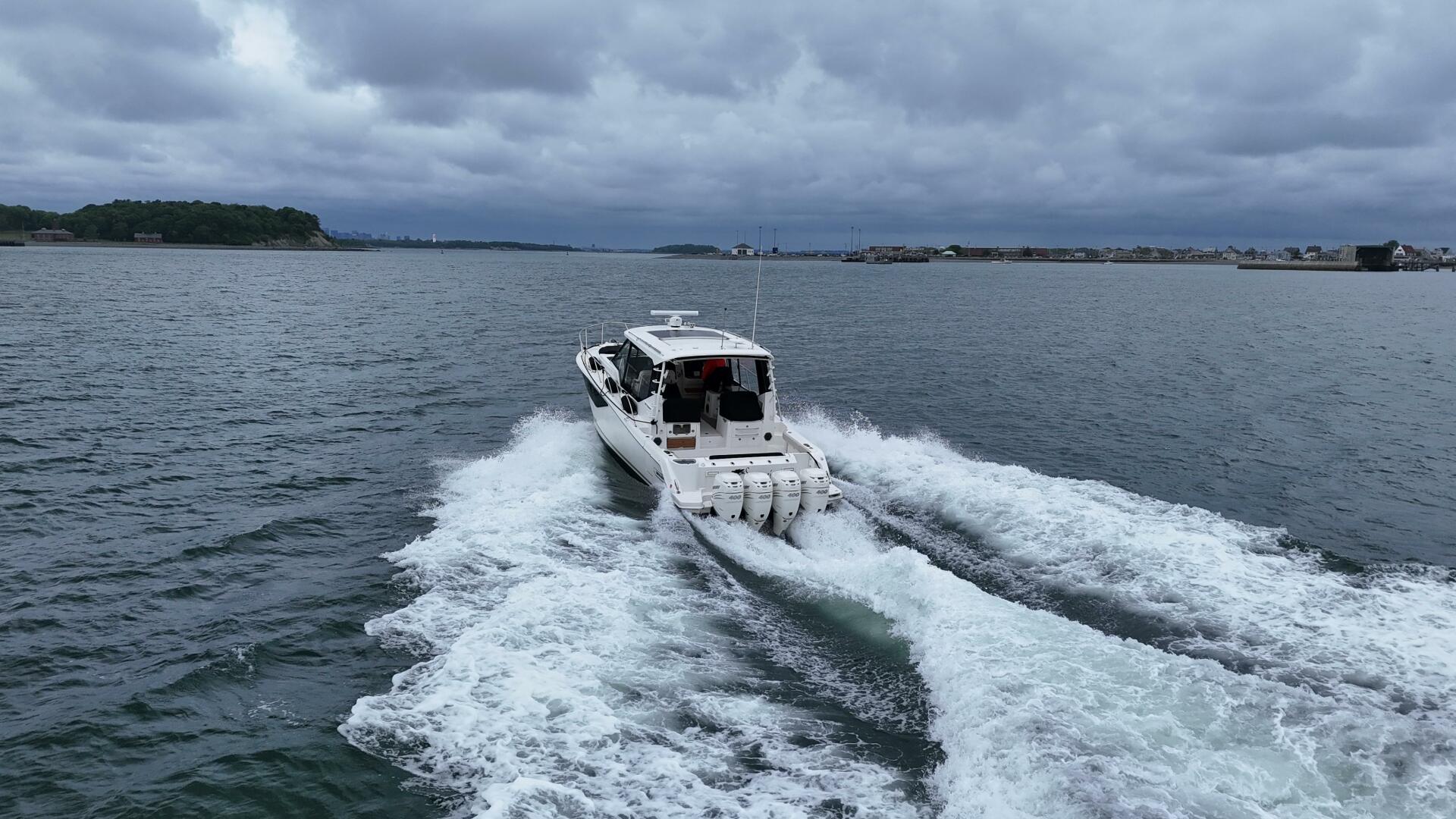2021 Boston Whaler 405 Conquest - Image 10