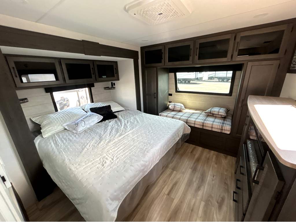 2026 VENTURE RV SPORTTREK 343VIK - Image 17