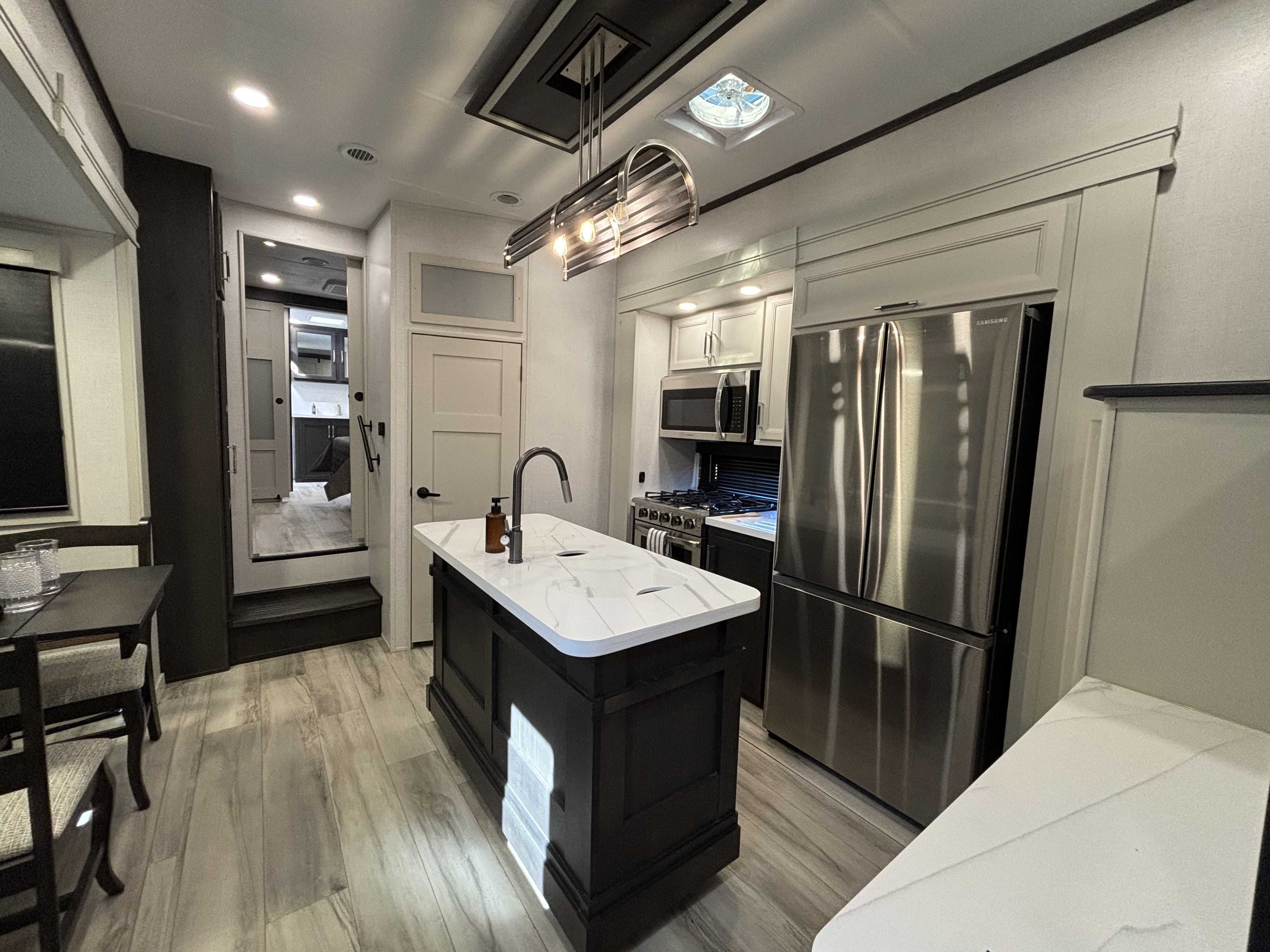 2025 Keystone Alpine 3700FL - Image 9