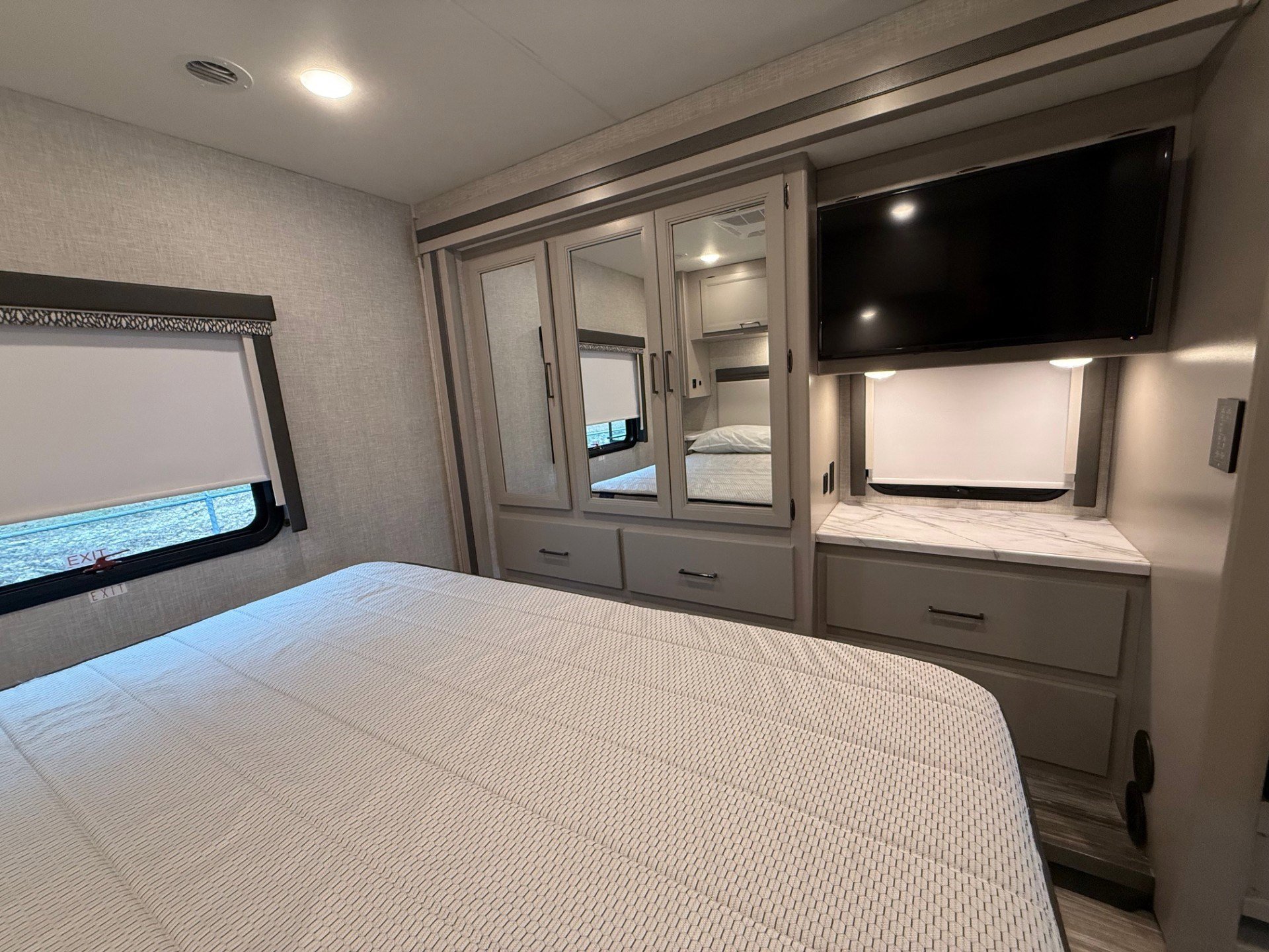 2025 THOR MOTOR COACH HURRICANE 29M - Image 16