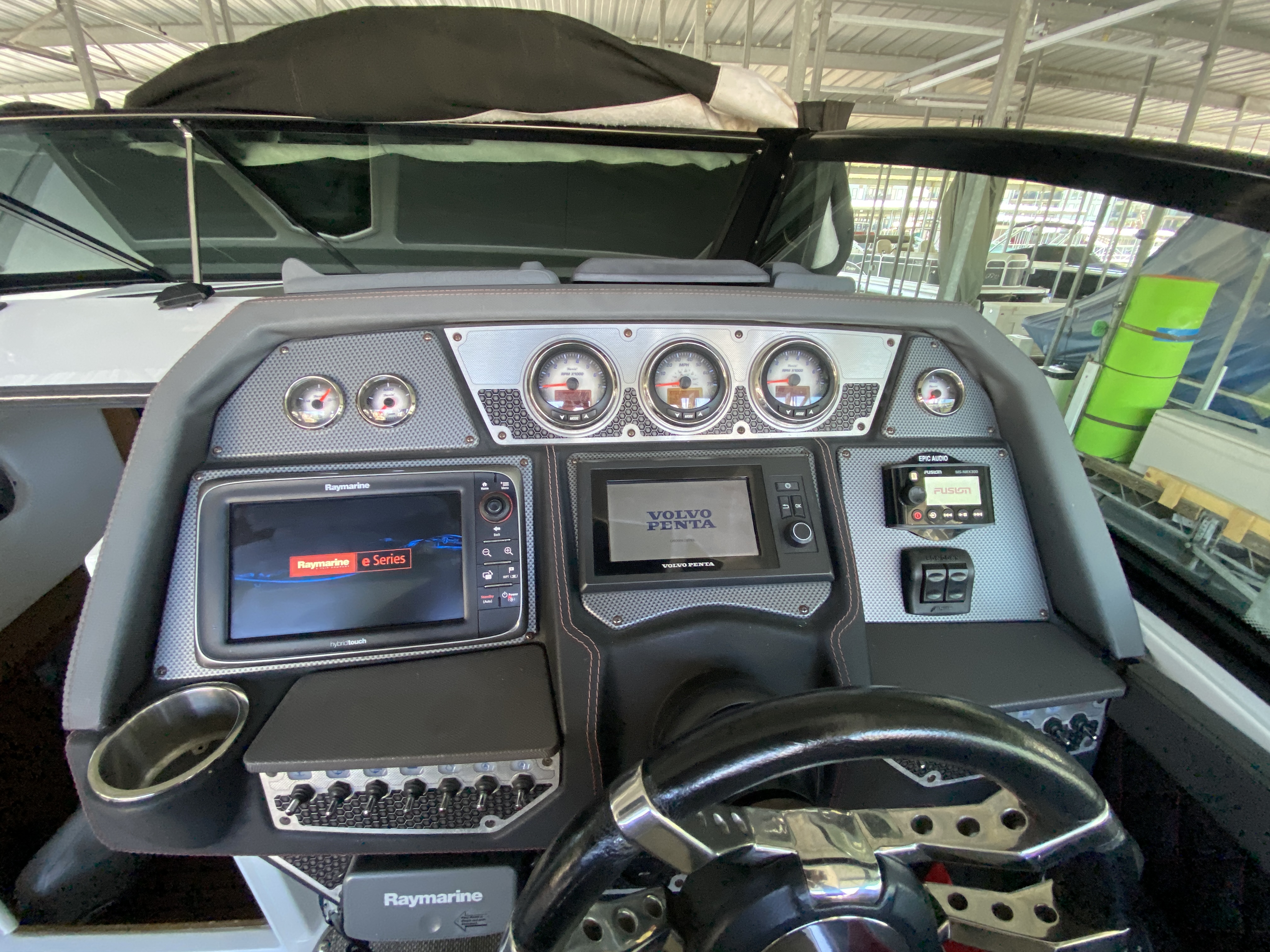 2014 Cruisers Sport Series 328 Black Diamond Edition - Image 18