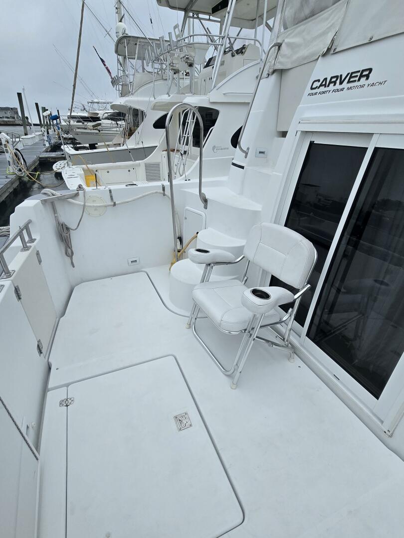 2002 Carver 444 Cockpit Motor Yacht - Image 12