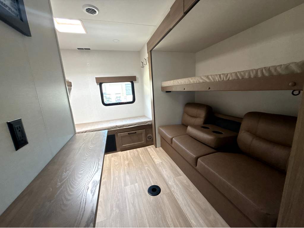 2027 VENTURE RV SPORTTREK 333VIK - Image 17