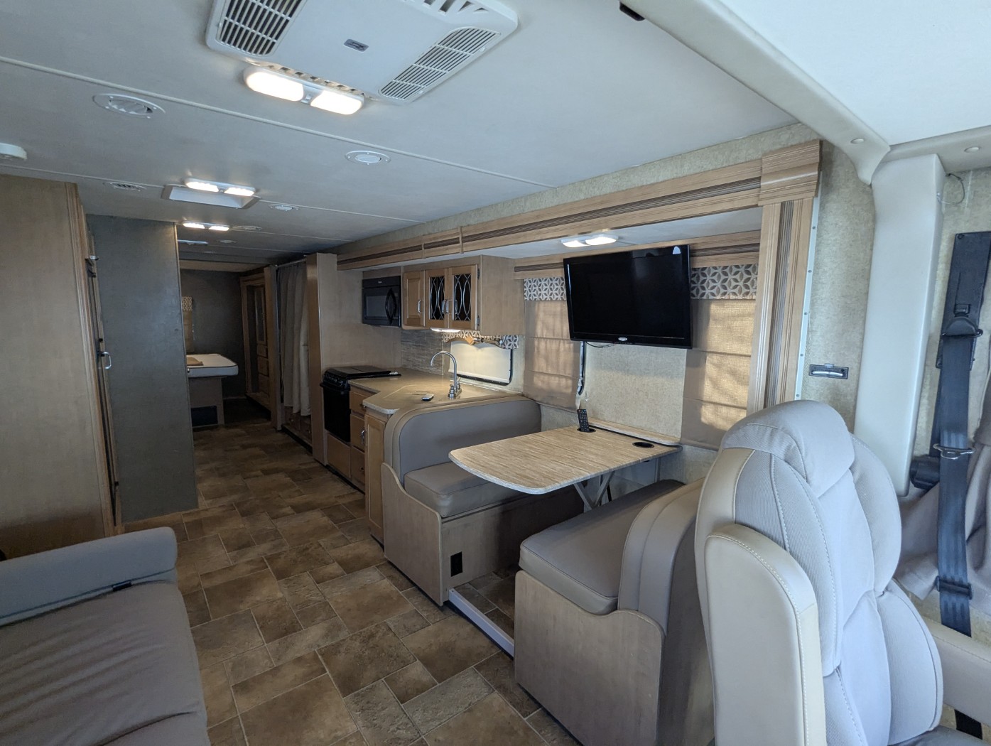 2016 Thor Motor Coach Hurricane 34J - Image 9
