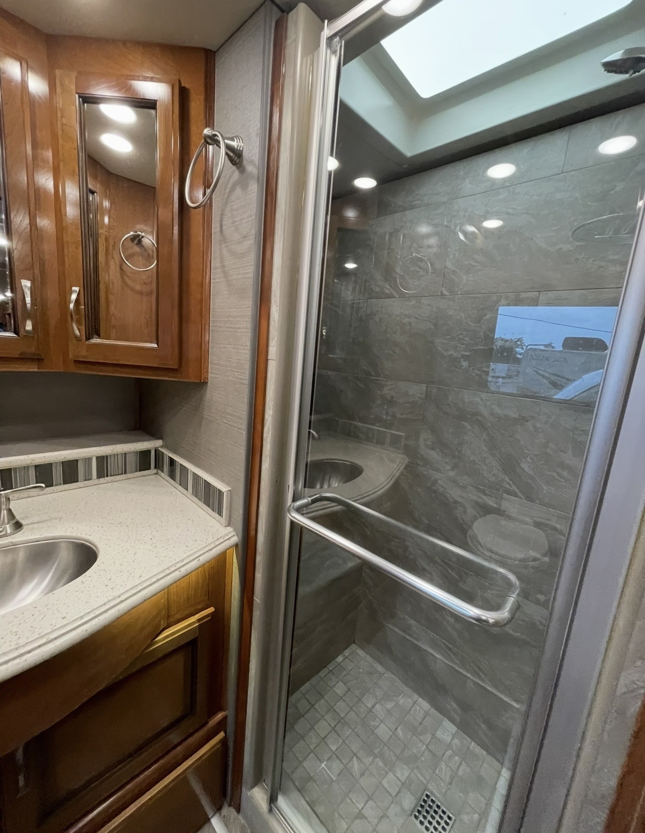 2018 Fleetwood DISCOVERY 38N - Image 28