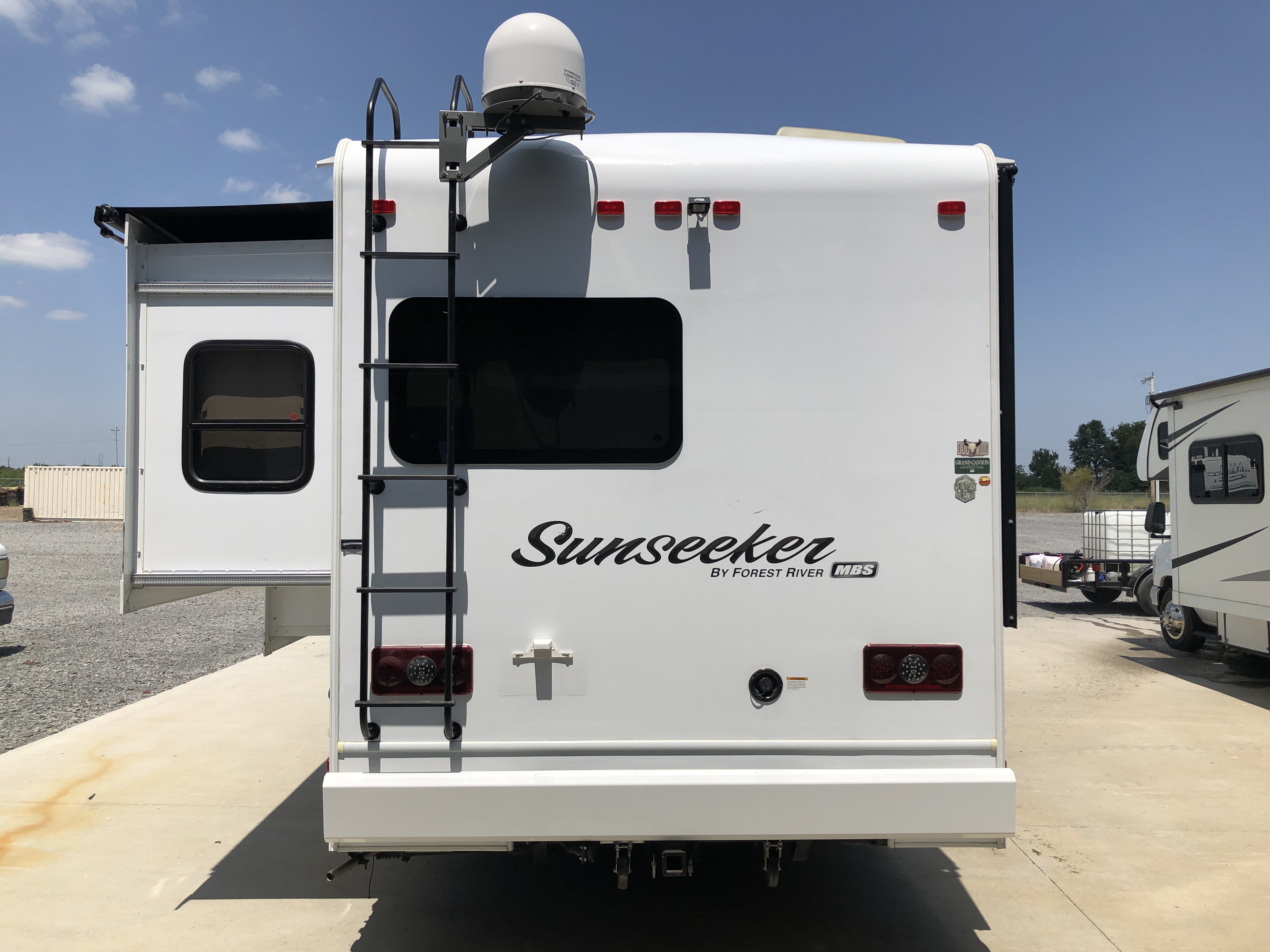 2016 Forest River SUNSEEKER 2400WS - Image 6