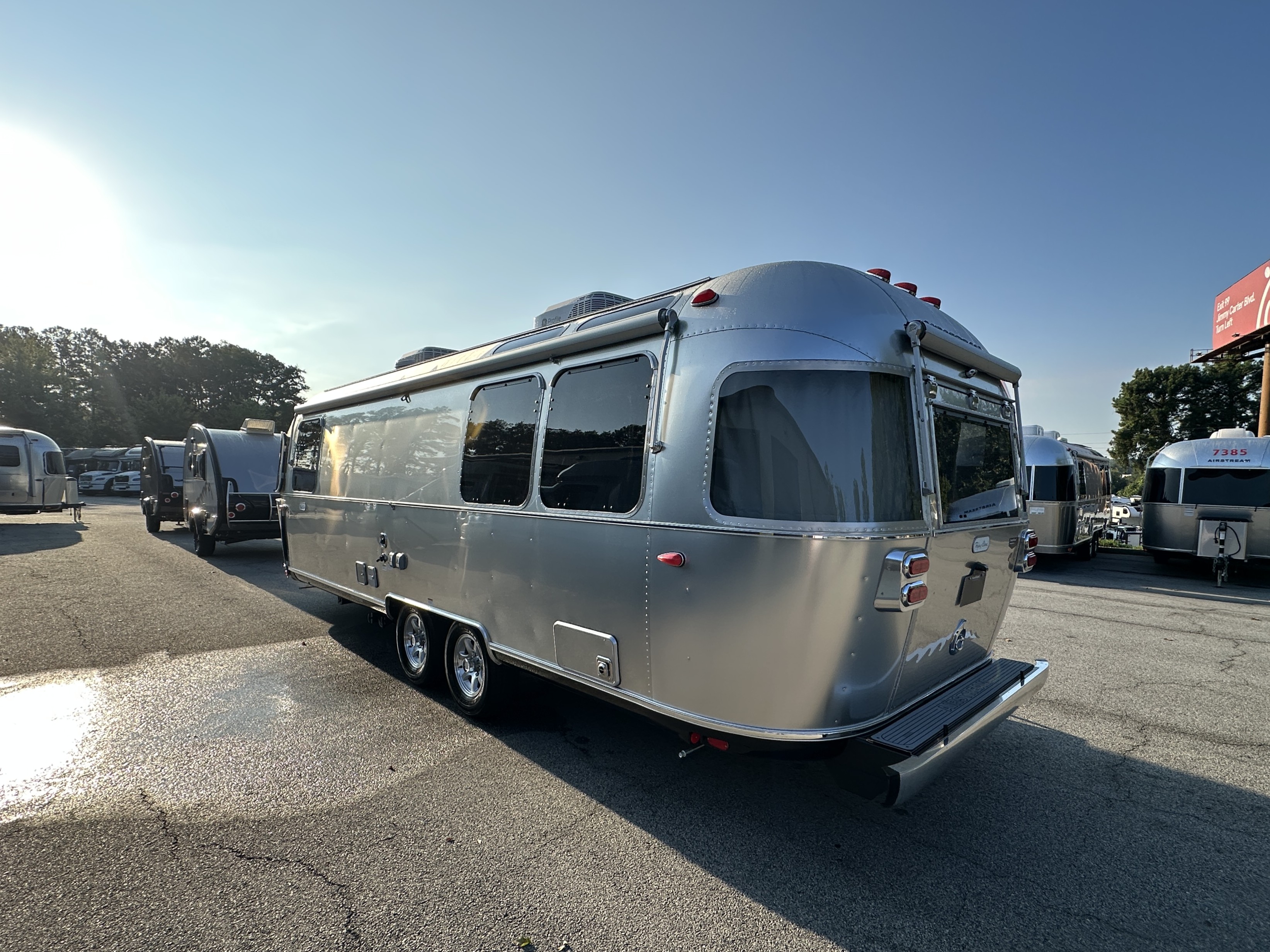 2027 Airstream Flying Cloud 27FB - Image 7