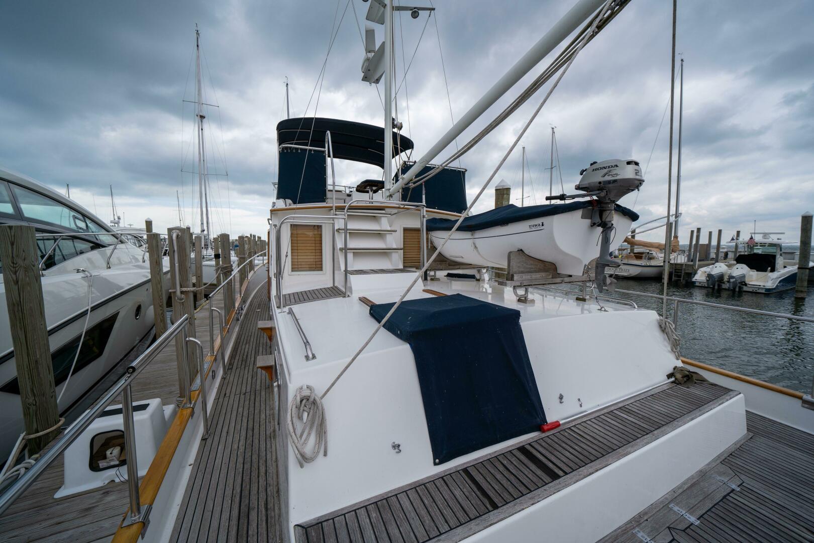 2001 Grand Banks 42 Classic - Image 10