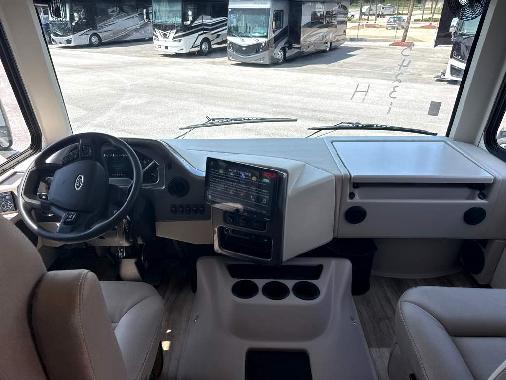 2027 THOR MOTOR COACH HURRICANE 36H - Image 7