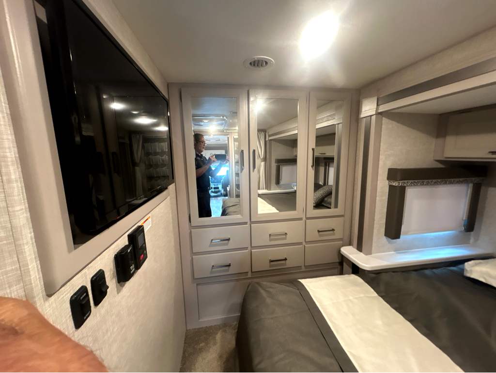 2024 Thor Motor Coach QUANTUM KW29 - Image 25