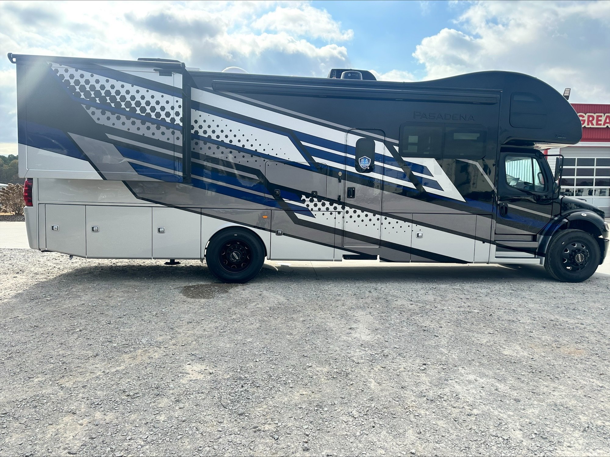2026 THOR MOTOR COACH PASADENA 34XG - Image 8