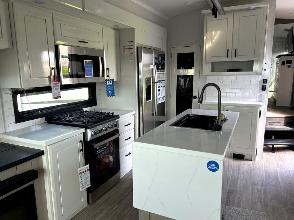 2027 JAYCO PINNACLE 32RLTS - Image 14