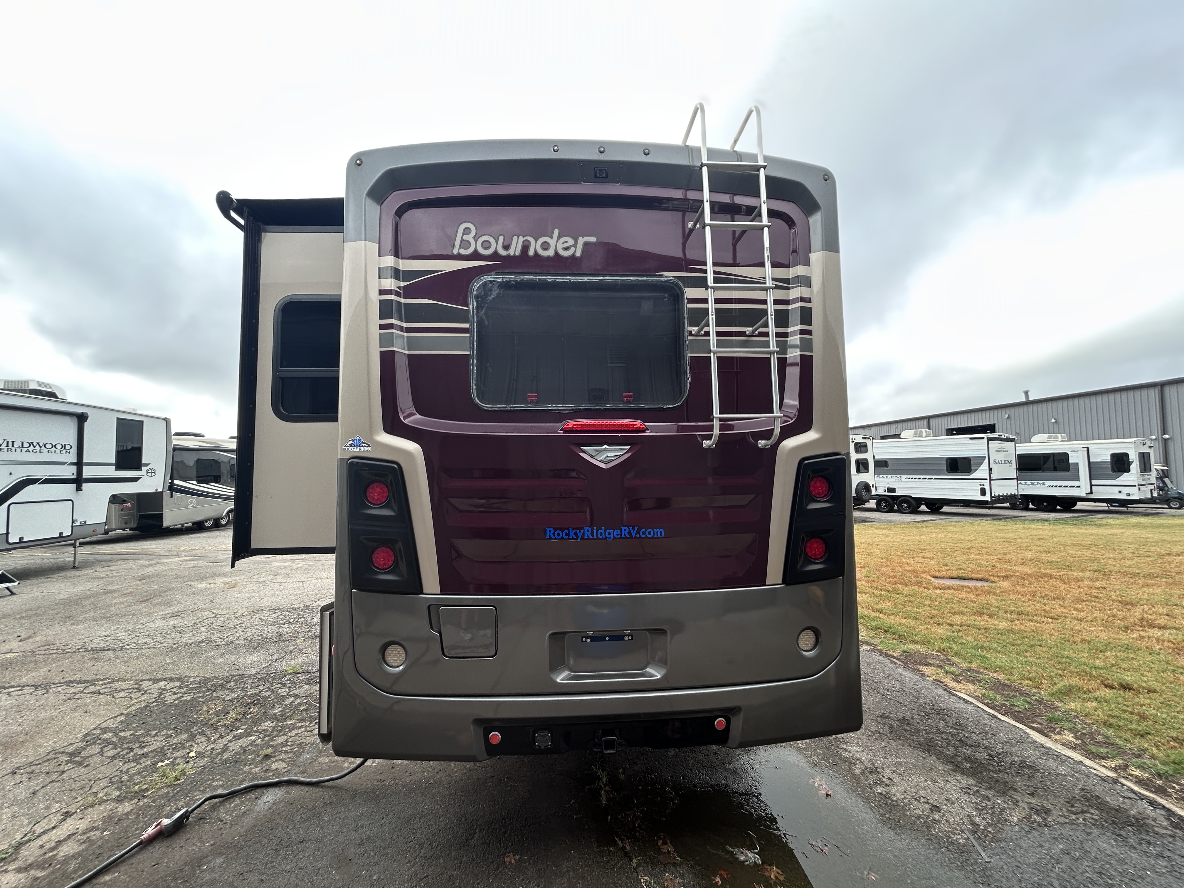 2017 Fleetwood Bounder 36Y - Image 7