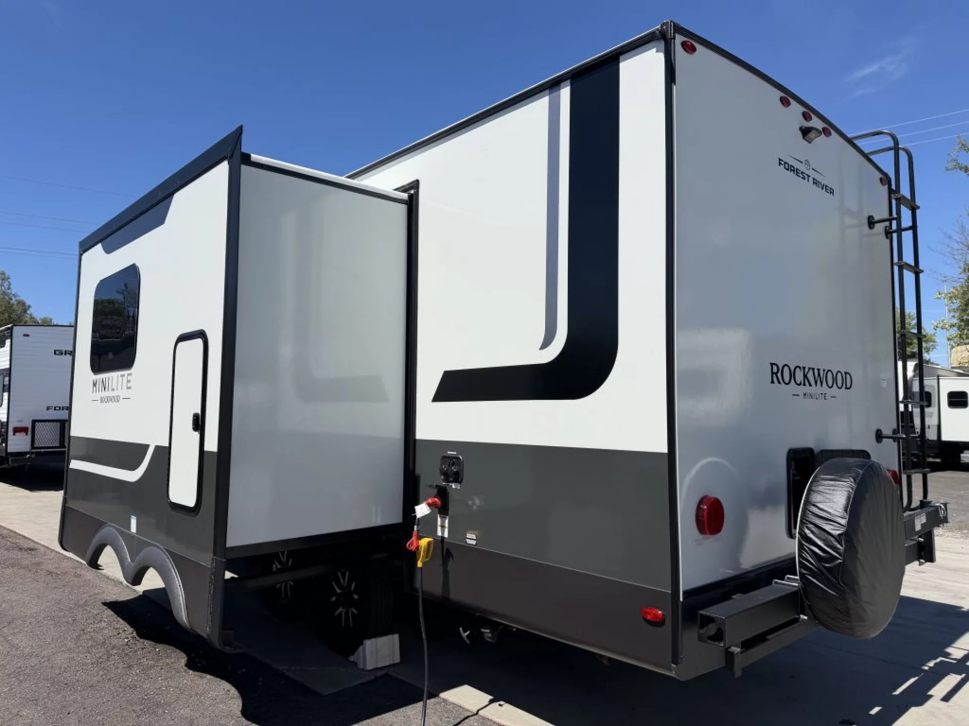 2027 FOREST RIVER ROCKWOOD MINI LITE 2513S - Image 6