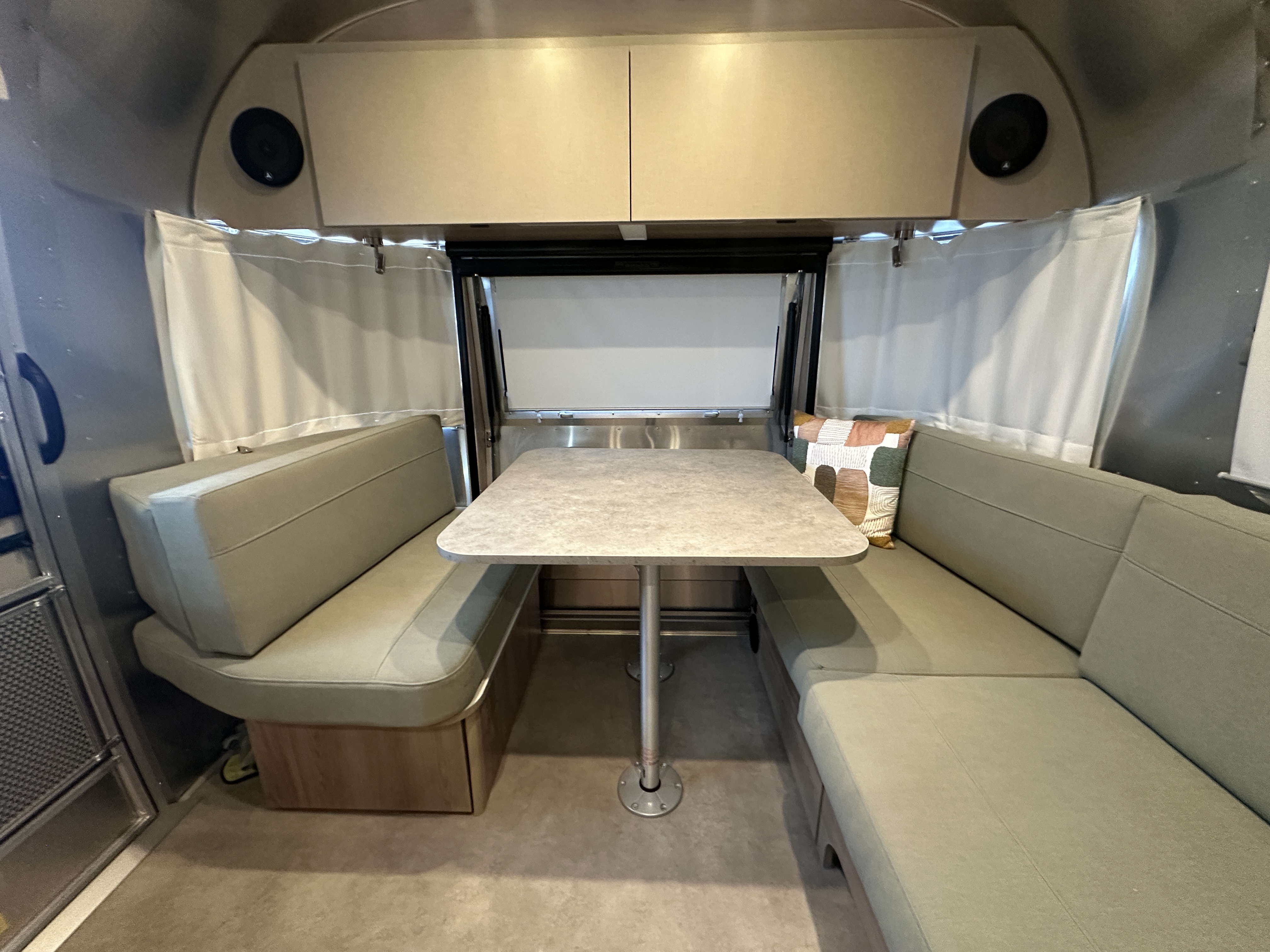 2027 Airstream Flying Cloud 27FBT - Image 9