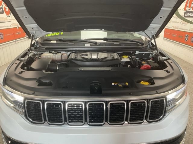 2024 Jeep Wagoneer L Utility 4D Series III 4WD - Image 11