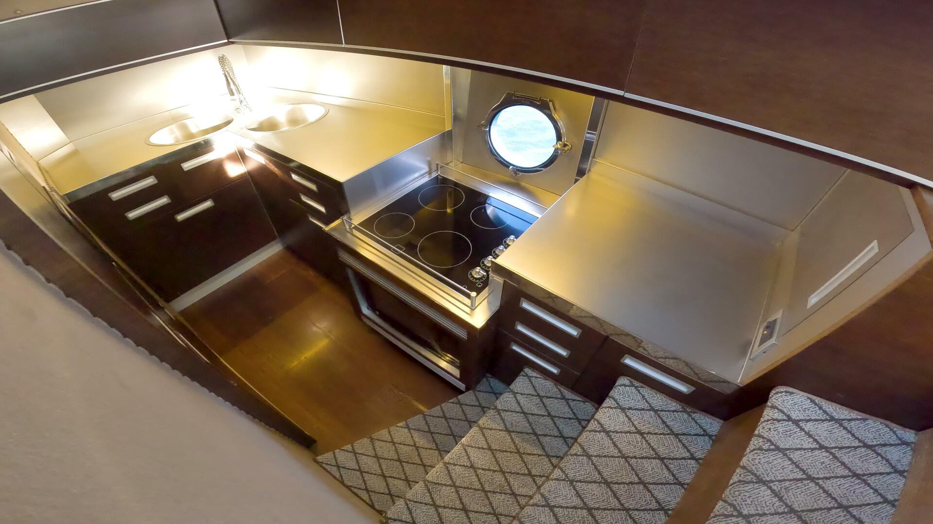 2011 Azimut 68S - Image 24