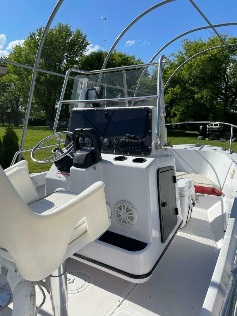 1997 Boston Whaler - Image 6