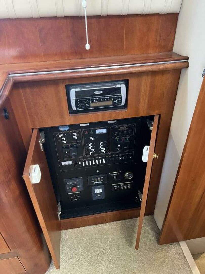 2004 Cruisers Yachts - Image 27
