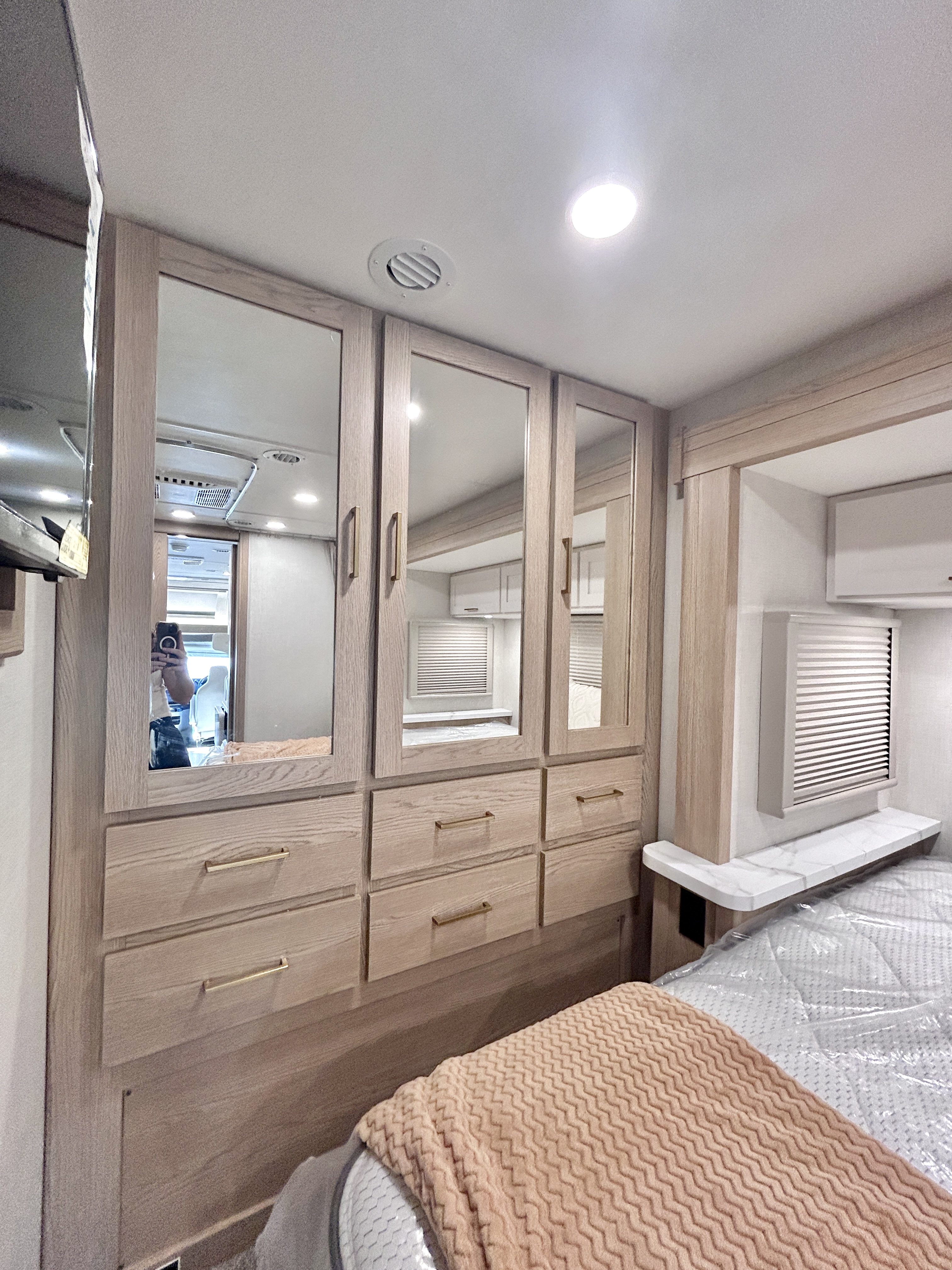 2027 Thor Motor Coach QUANTUM KW29 - Image 27