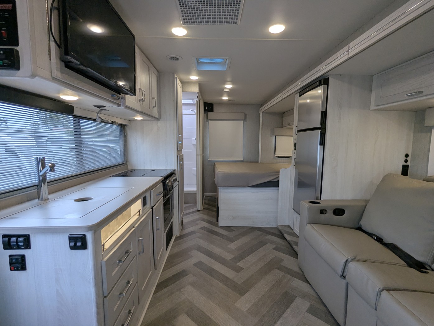 2024 Winnebago Vita 24P - Image 10
