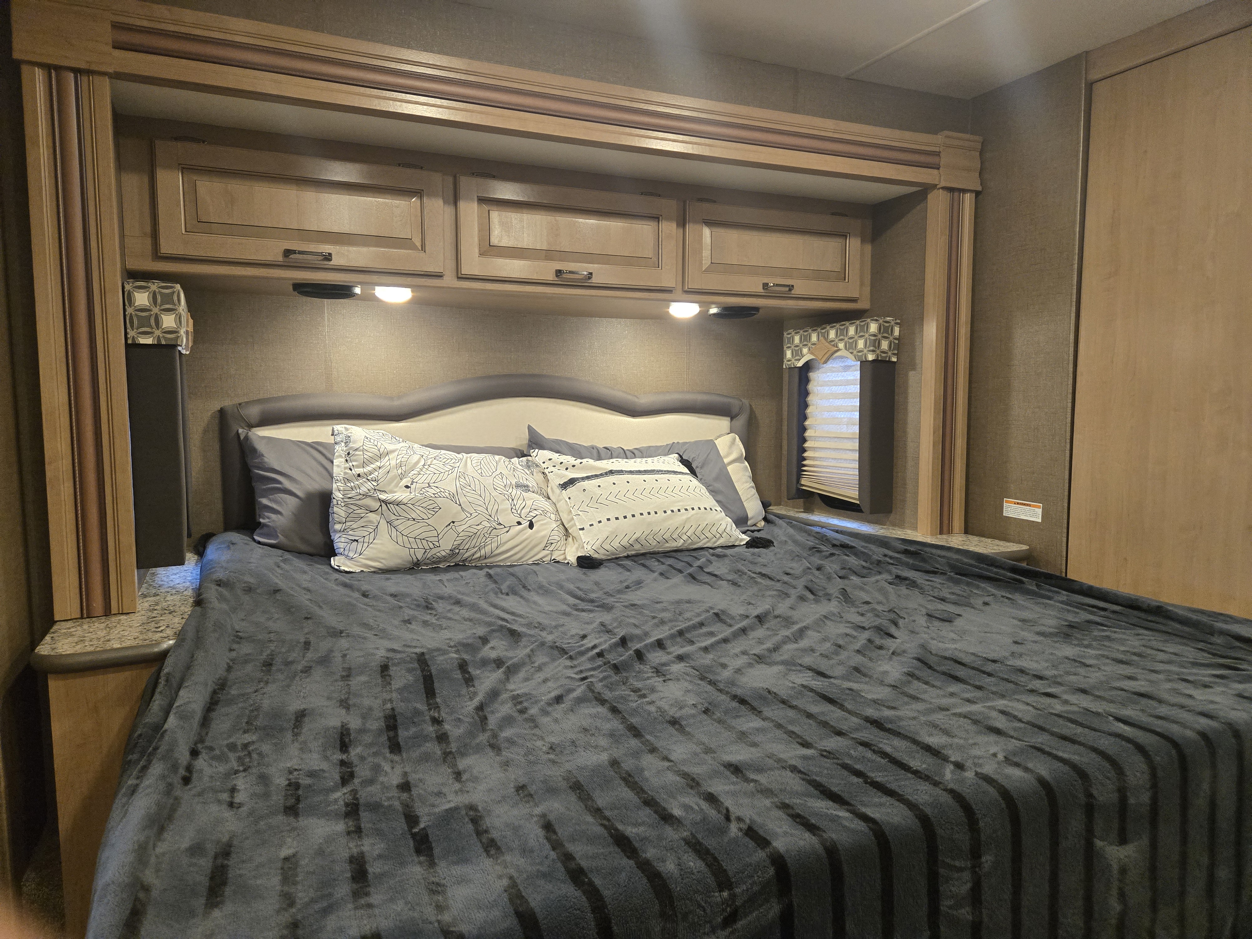 2018 Thor Motor Coach Hurricane 35M - Image 16