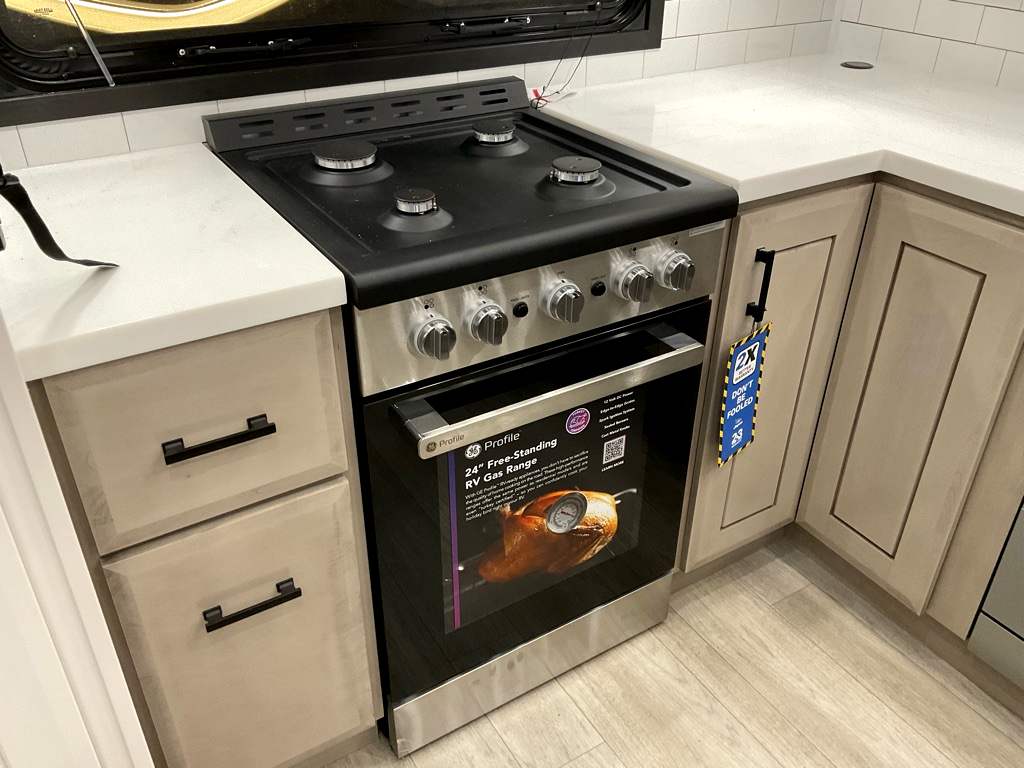 2026 JAYCO PINNACLE 38 FBRK - Image 9