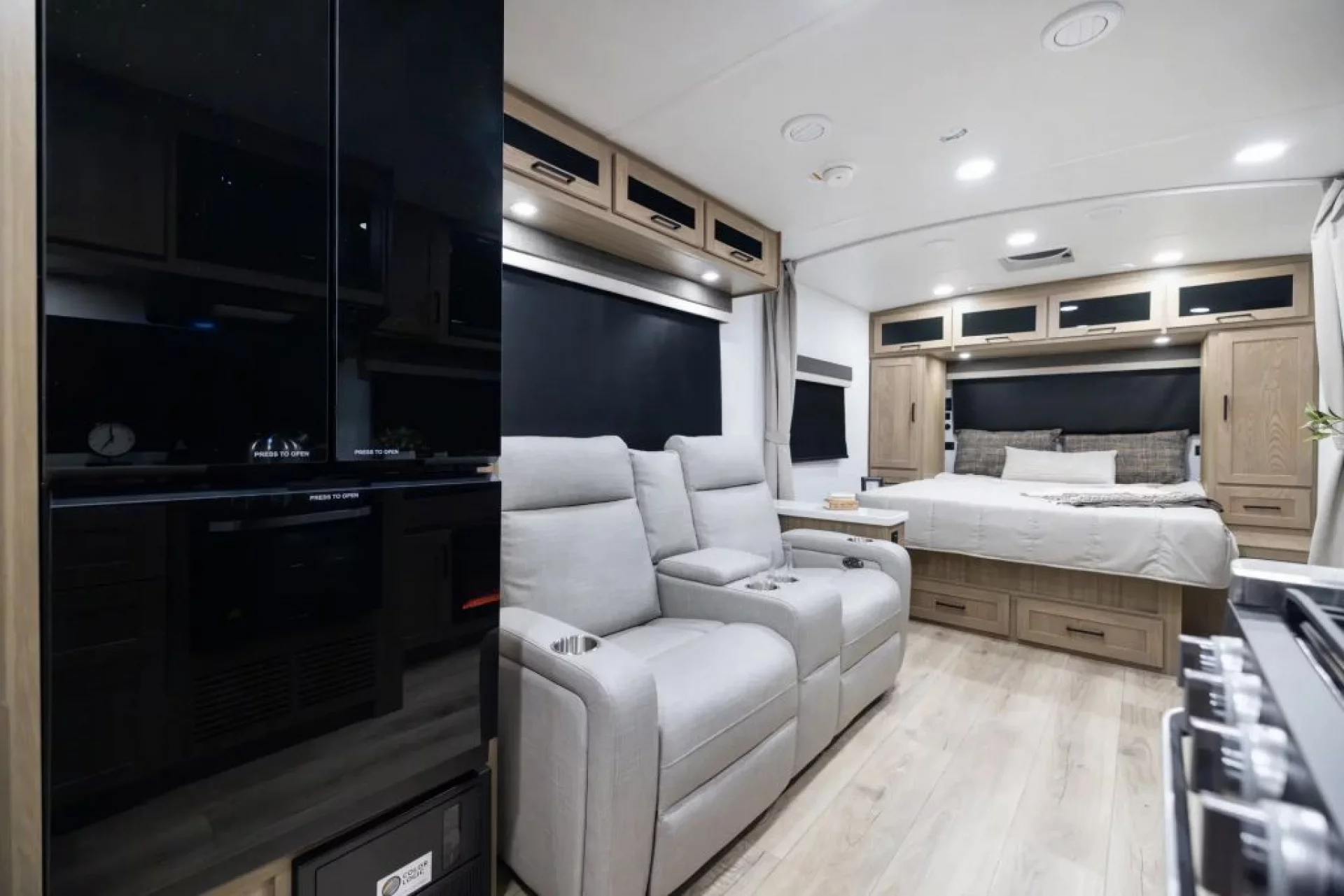 2027 FOREST RIVER ROCKWOOD MINI LITE 2524FBT - Image 13