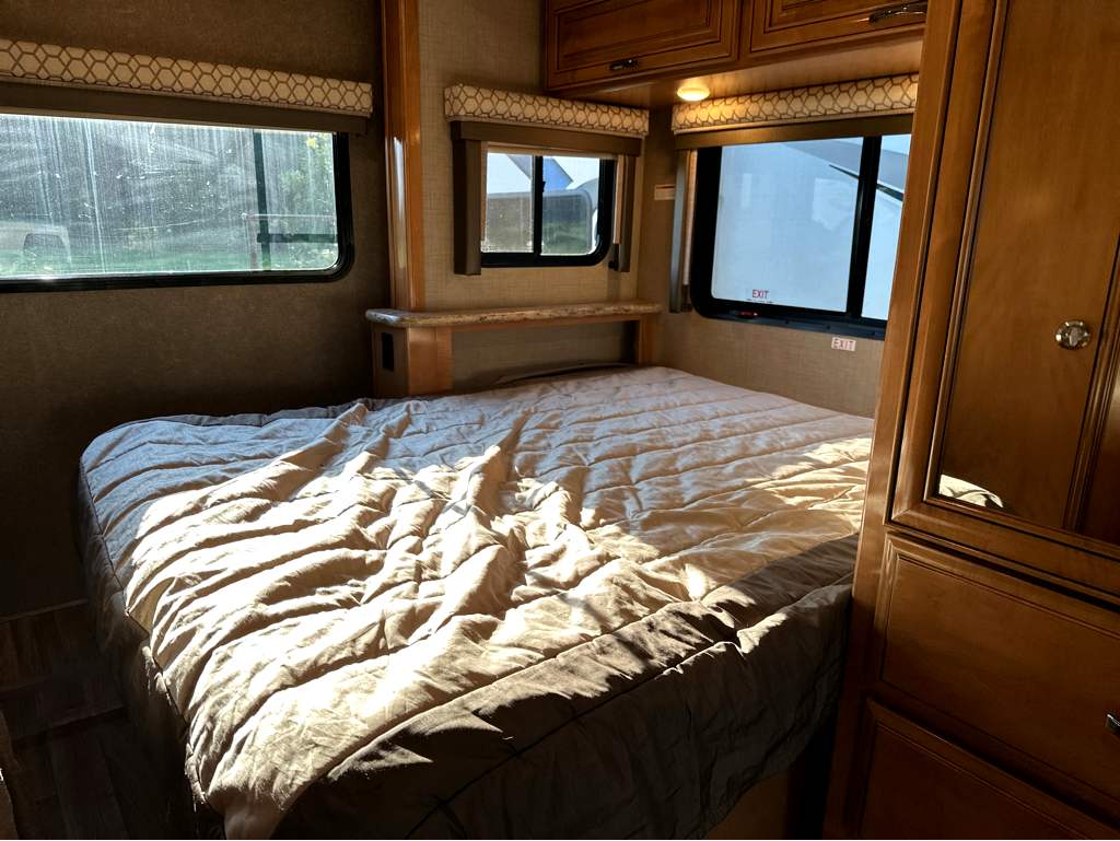 2018 THOR MOTOR COACH QUANTUM KM24 - Image 12
