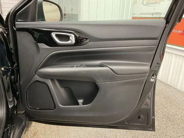 2026 Jeep Compass Latitude Altitude 4x4 - Image 34