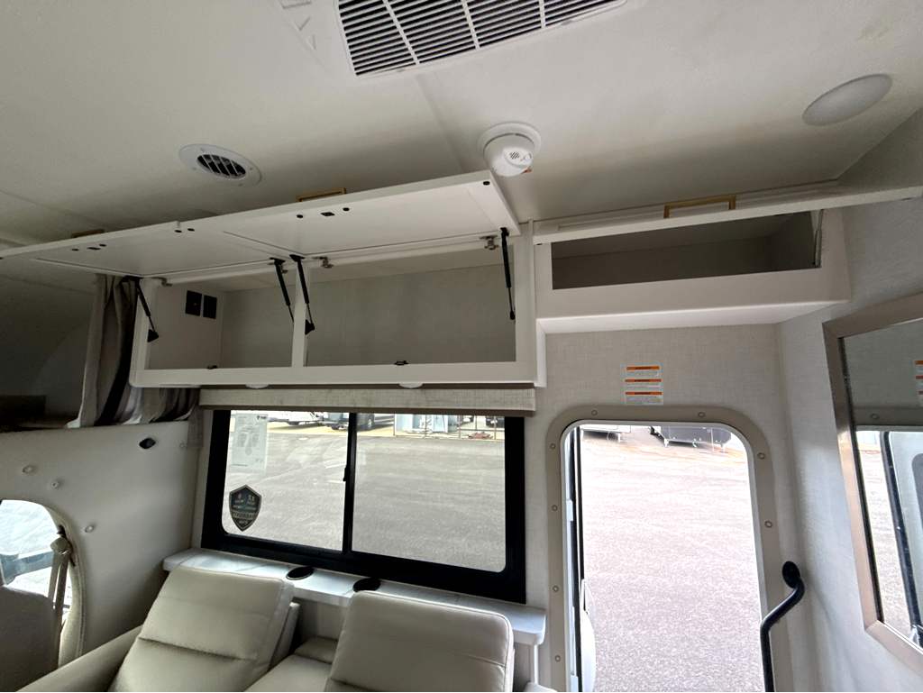 2027 THOR MOTOR COACH MAGNITUDE GA28 - Image 30
