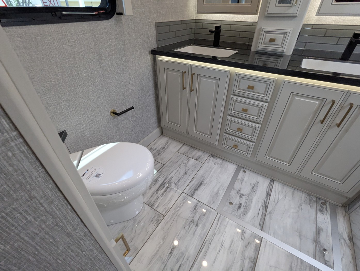 2026 Fleetwood Discovery LXE 40M - Image 35