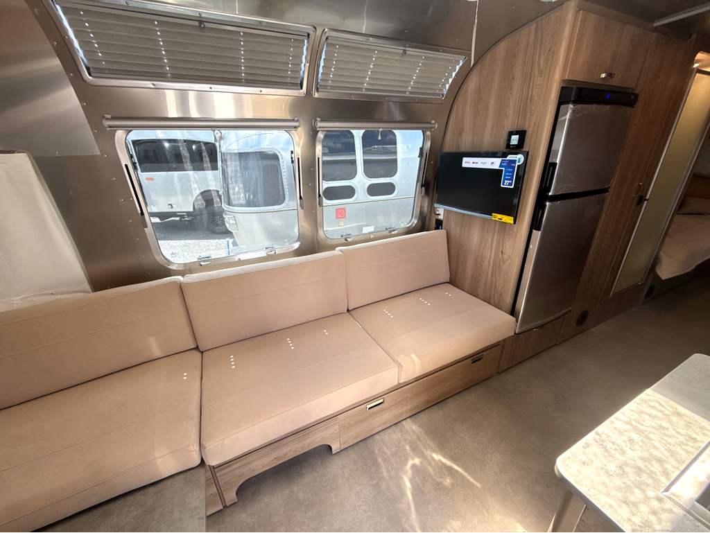 2027 AIRSTREAM FLYING CLOUD 25FBT - Image 12