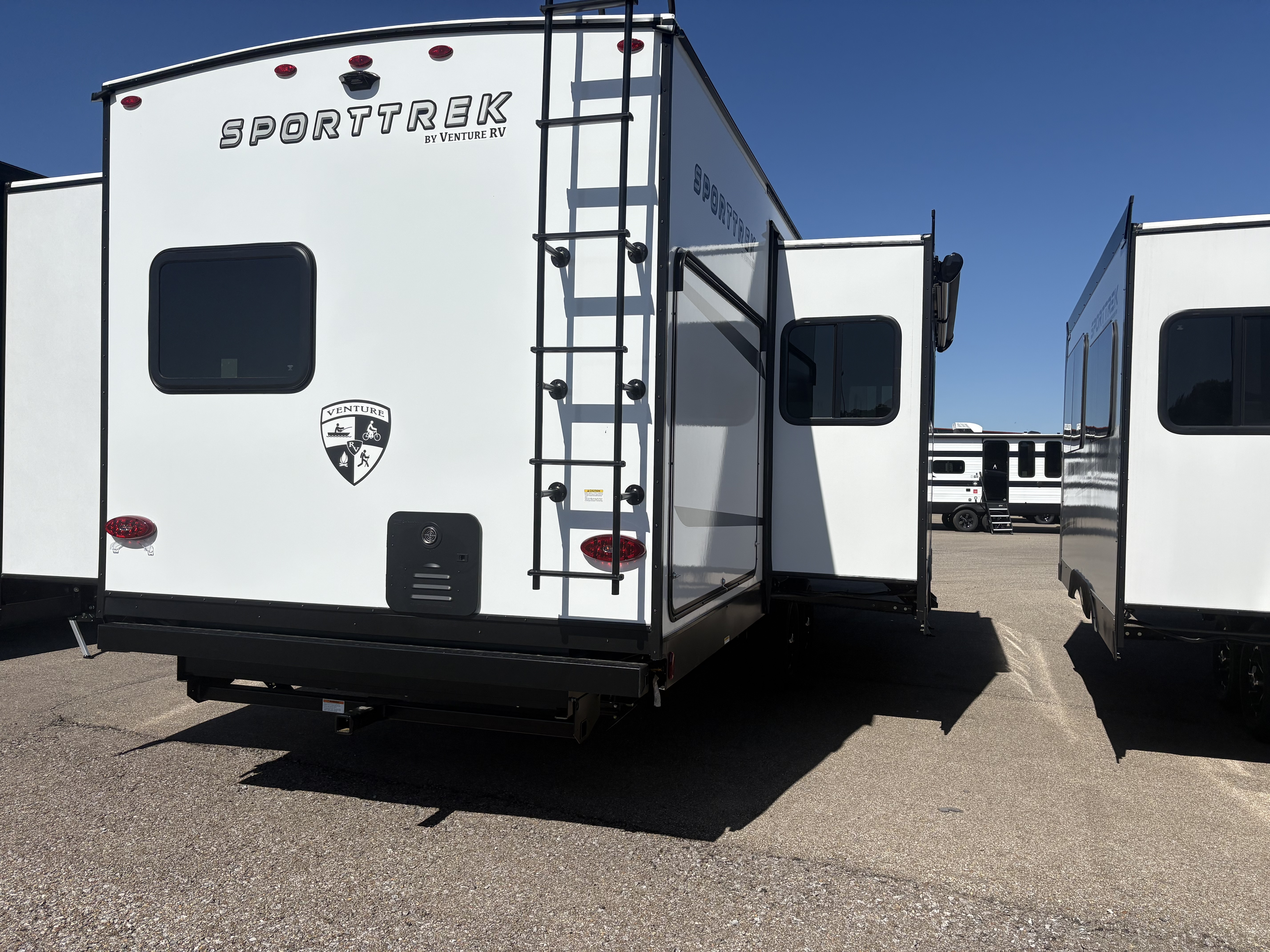 2026 VENTURE RV SPORTTREK 327VIK - Image 5