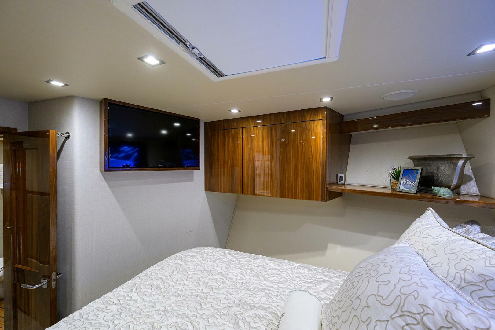 2021 Viking 72 Convertible - Image 17